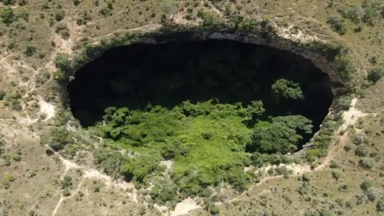 Dolina dos Maracanãs em Formosa com paredões naturais e vegetação do Cerrado.