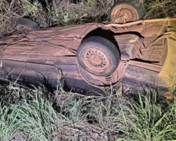 Capotamento na GO-114 deixa idoso morto e duas pessoas feridas em Flores de Goiás.