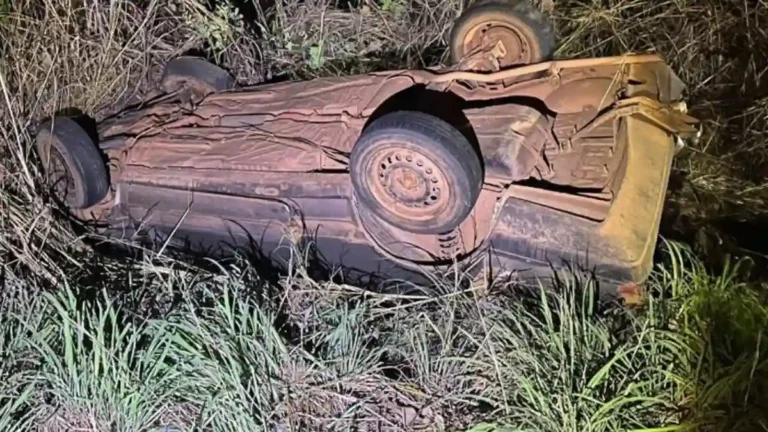 Capotamento na GO-114 deixa idoso morto e duas pessoas feridas em Flores de Goiás.
