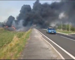 Caminhão-tanque pega fogo na BR-020 em Flores de Goiás após tombamento.