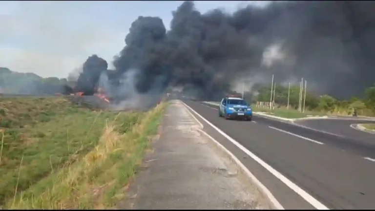 Caminhão-tanque pega fogo na BR-020 em Flores de Goiás após tombamento.