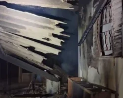 Incêndio em residência em Vila Boa deixa casa rural com danos no telhado e no interior.