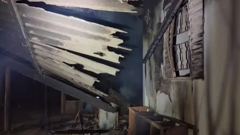 Incêndio em residência em Vila Boa deixa casa rural com danos no telhado e no interior.