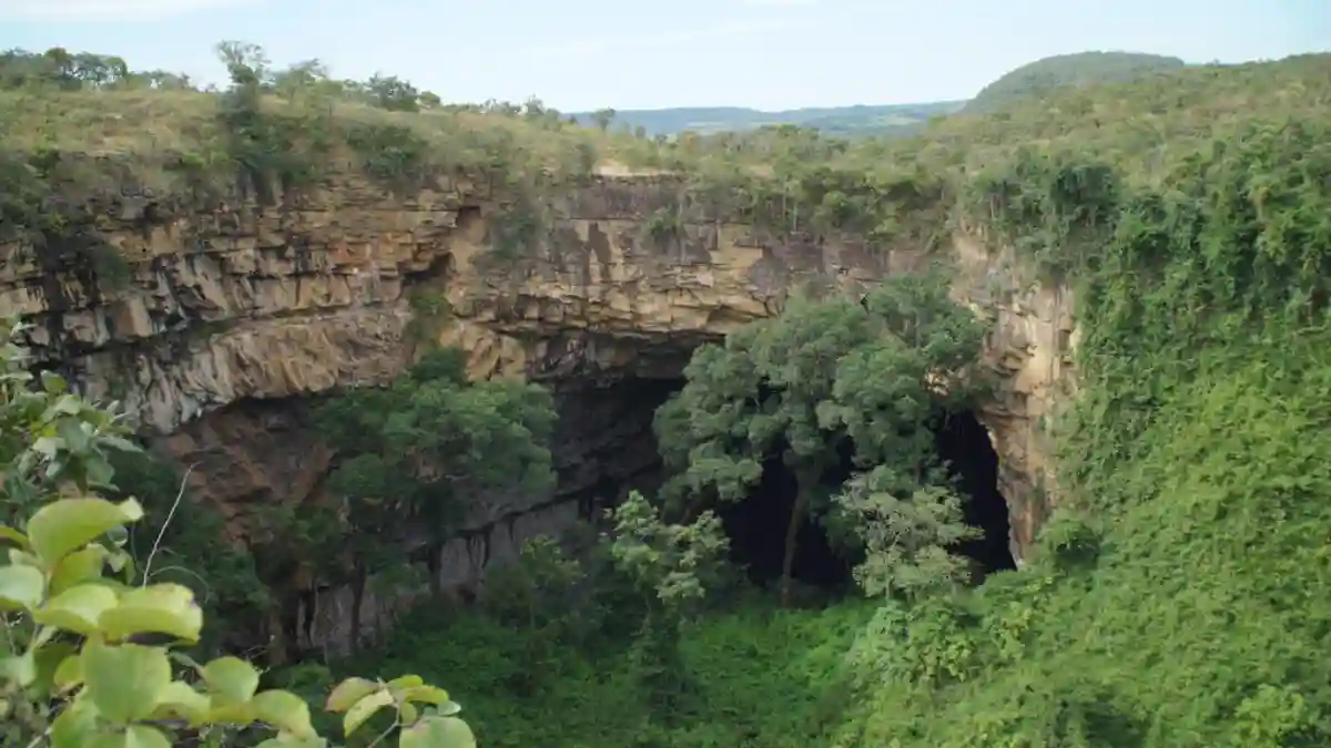 Dolina dos Maracanãs, atrativo natural localizado em Formosa, Goiás, procurado por visitantes interessados em rapel, exploração de grutas e ecoturismo.