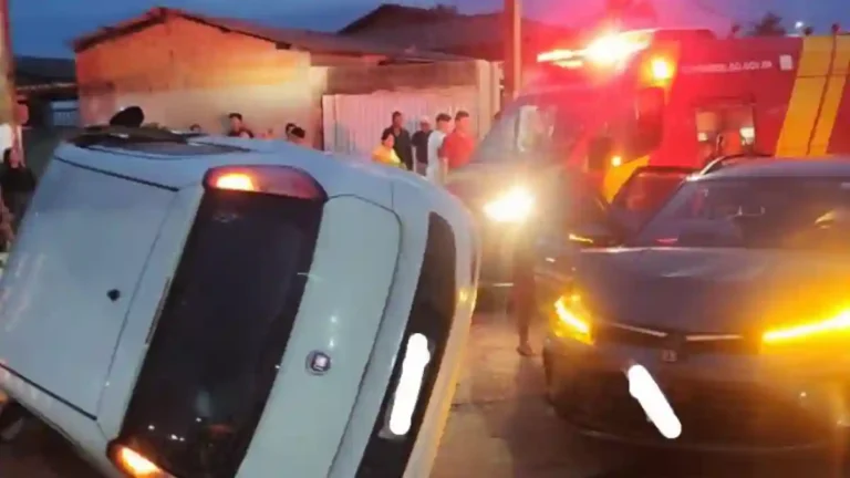 Colisão entre carros no Jardim Califórnia em Formosa deixa quatro pessoas feridas.