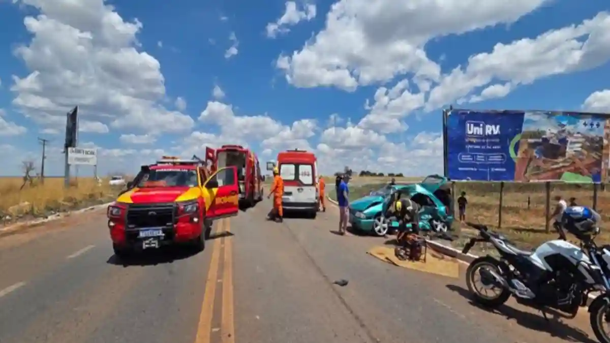 Acidente na GO-118, no km 9, em Planaltina de Goiás, envolvendo um Volkswagen Gol e uma Ford Ranger. Quatro pessoas foram socorridas após a colisão.