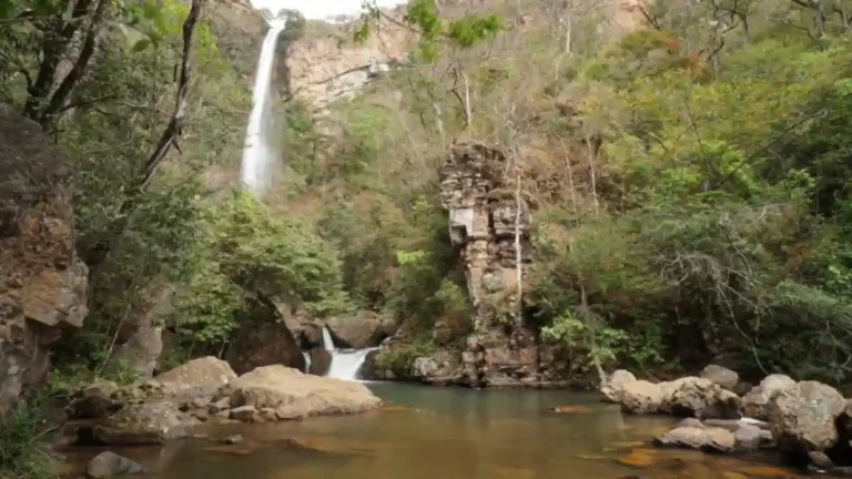 Turismo em Formosa Goiás com paisagem natural do município.