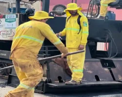 Recapeamento em Formosa com aplicação de asfalto CBUQ em avenida urbana.