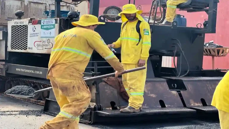 Recapeamento em Formosa com aplicação de asfalto CBUQ em avenida urbana.