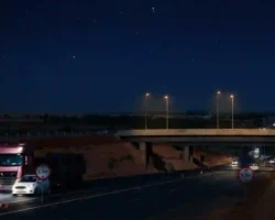 Imagem simulando a BR-020 à noite, no perímetro urbano de Formosa, com o viaduto iluminado e veículos com faróis acesos na pista.