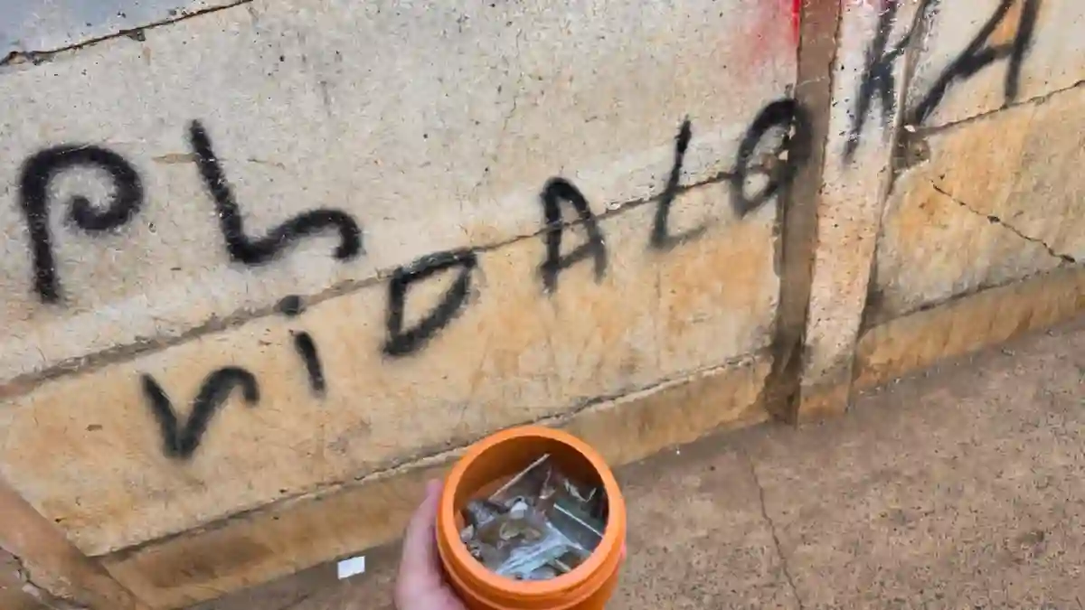Imagem muro pintado com frase vidaloca, e pote de drogas apreendidas pela polícia civil. 