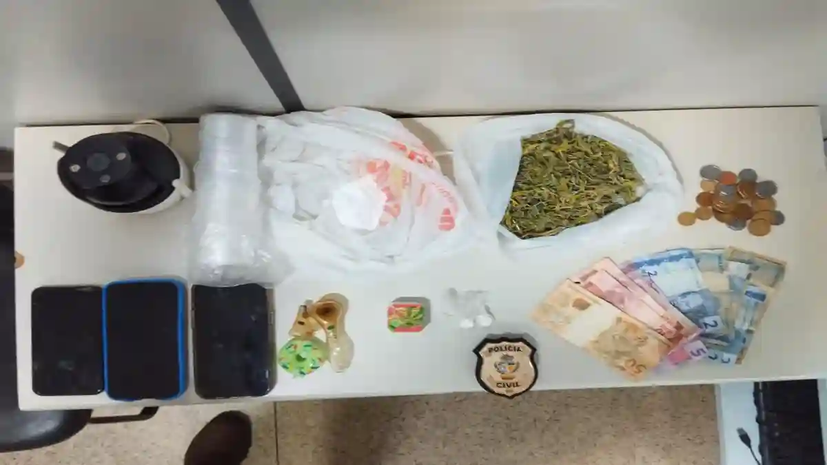 Imagem de uma mesa cheia de materiais apreendidos na operação Impactos em Formosa e Entorno do Distrito Federal, drogas, dinheiro, celulares e apetrechos do tráfico de drogas.