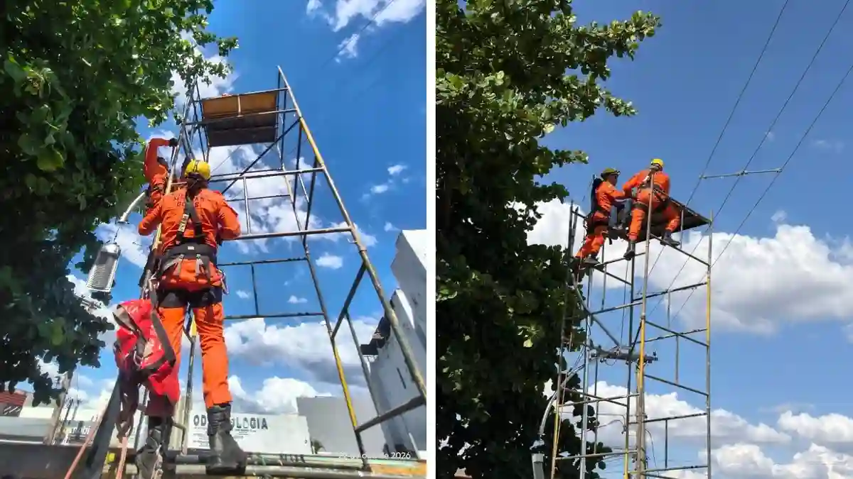 Homens do corpo de bombeiros em estrutura de ferro, que escostou na rede de alta tensão, para socorrer outro homem que levou choque. 