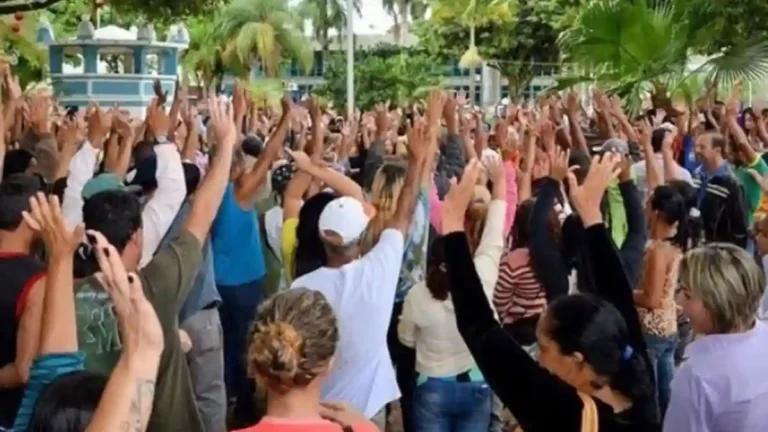 Servidores municipais de Formosa e ação do MPGO para regularizar o pagamento dos salários.