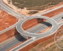 Vista aérea do viaduto em formato circular na BR-020 no perímetro urbano de Formosa, Goiás, com o selo do portal DI GOIÁS e DF.