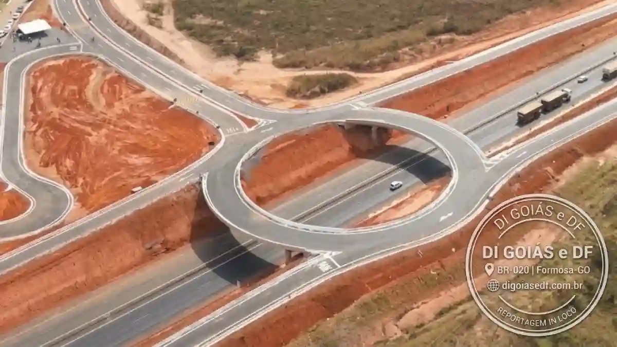 Vista aérea do viaduto em formato circular na BR-020 no perímetro urbano de Formosa, Goiás, com o selo do portal DI GOIÁS e DF.