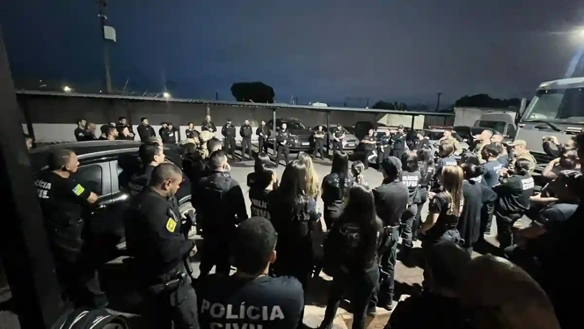 Policiais reunidos de madrugada para acertar os detalhes da operação Impactos em Formosa, Distrito Federal e Entorno.