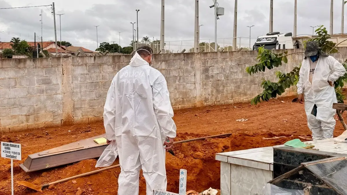 Polícia Civil e peritos participaram de exumação de cadáver em Cabeceiras de Goiás. 