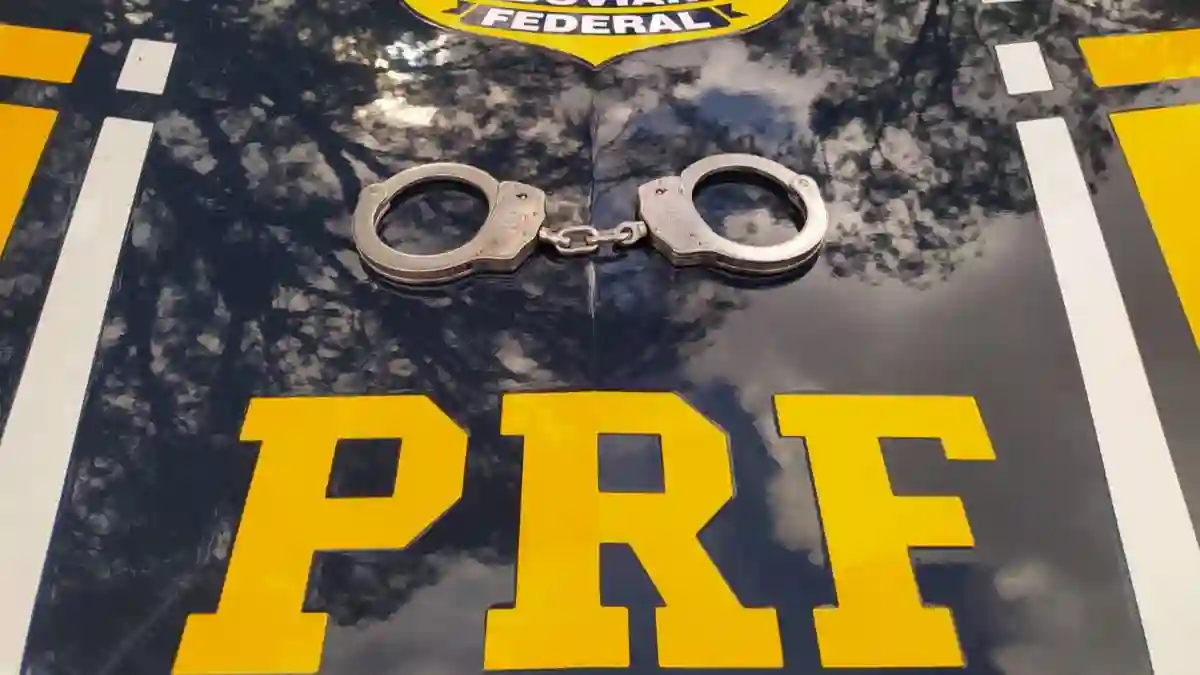 Algemas sobre a identificação da Polícia Rodoviária Federal (PRF) em ocorrência de prisão na BR-020.
