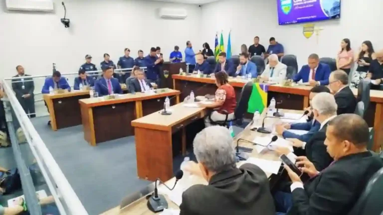 Câmara de Formosa aprova três denúncias e instaura Comissões Processantes.