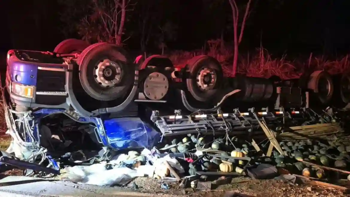Capotamento de caminhão na BR-020 próximo ao Bisnau em Formosa.