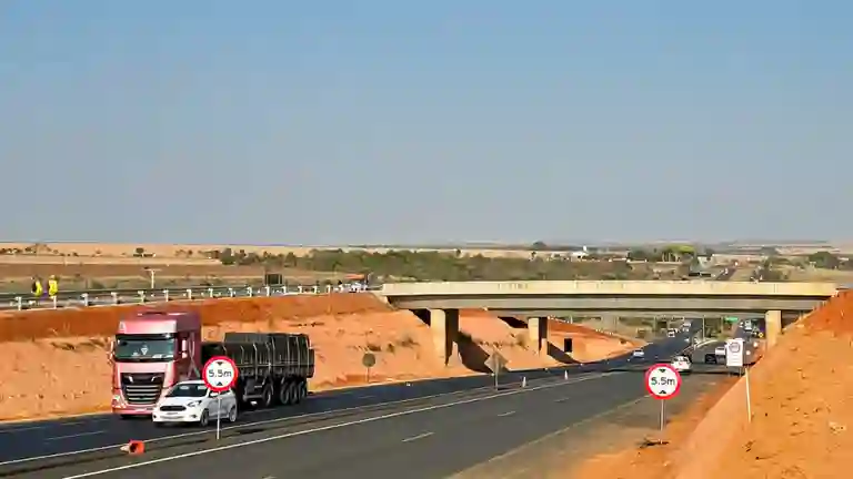 Viaduto na BR-020 na saída e entrada sul de Formosa, ja liberado para circulação de veículos.